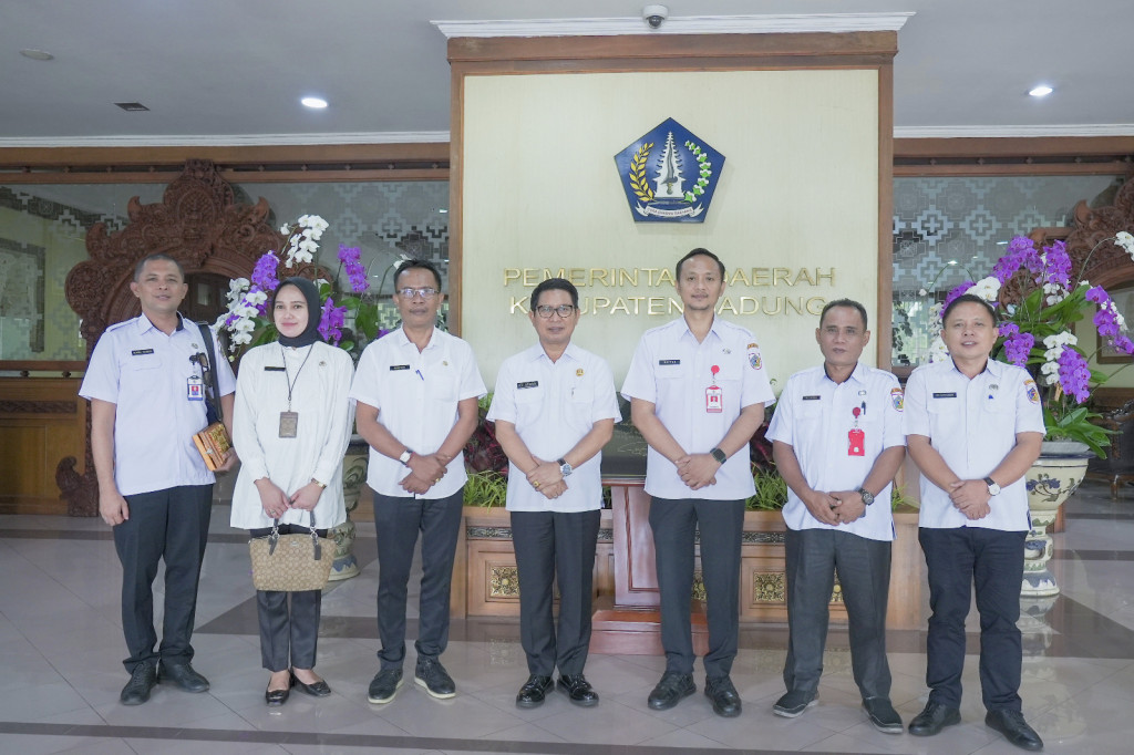 Sekda Adi Arnawa Terima Kunja Pemerintah Kota Kotamobagu Sulawesi Utara